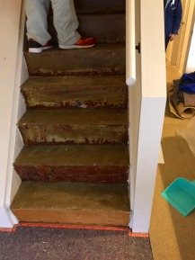 階段　古いじゅうたんをはがす　その後の掃除も凸凹をなくすための大切な作業