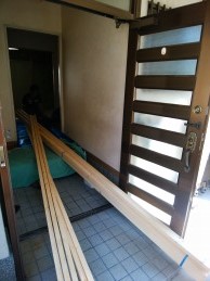 畳と隣の部屋との段差をなくすための下地の補強木材を玄関から運び入れ