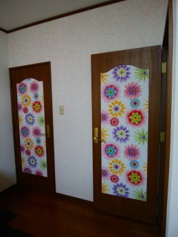 茶系木製ドア　内側に花柄　輸入壁紙　ラッシュ