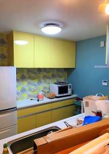 　　キッチン　施工後　正面側　幾何学模様　正面右側　淡いモスグリーン