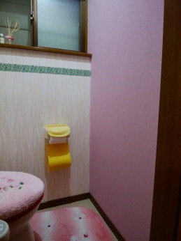 トイレ　一面だけピンクの無地　変更前