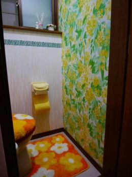 トイレ　アクセントクロス　一面だけピンク無地から黄色の花柄へ　変更後