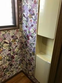 トイレのクロス張替え　棚　壁　大胆な花柄　華やぎ　完成