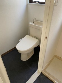 トイレ　施工後　清潔感　床（クッションフロア）　巾木（こげ茶）　壁（クロス張替え　ホワイト）